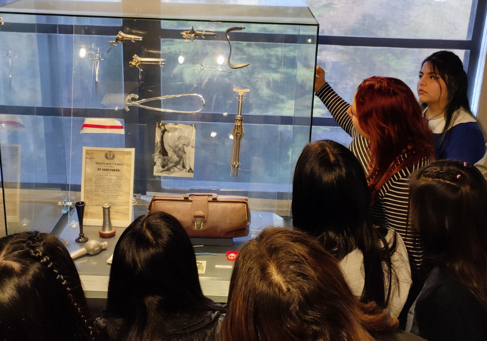 Estudiantes PACE de La Pintana participan de talleres sobre salud e infancia en la Facultad de Medicina 