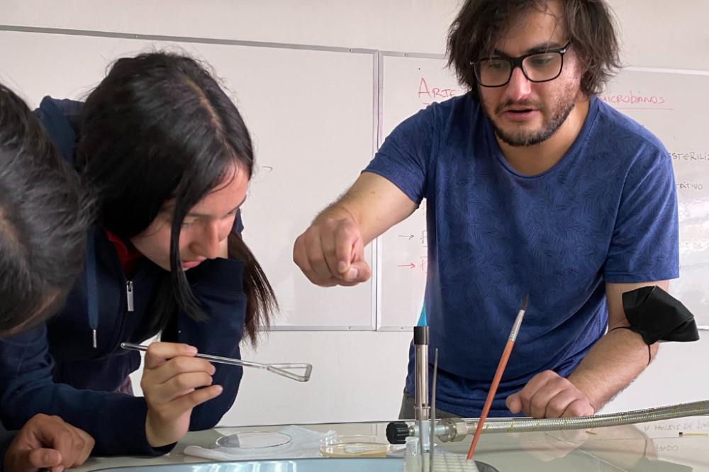 André Barbet, licenciado en arte, durante el taller de microbiograma. 