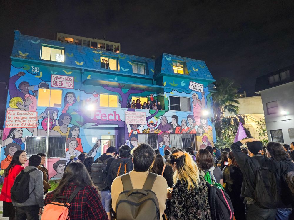 La nueva mesa directiva saludó desde el balcón de la casa FECh a los estudiantes que esperaron los resultados de las elecciones.