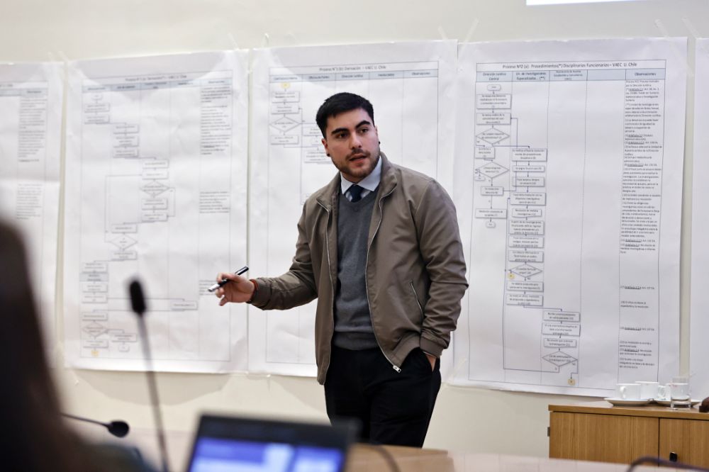 Sofía Briones y  Esteban Rodríguez, representantes del proyecto, explicaron la metodología para identificar los flujos y dinámicas y las oportunidades de mejora.