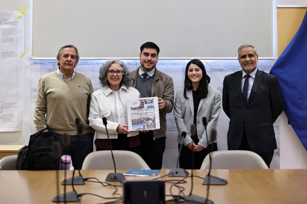 La vicerrectora Josiane Bonnefoy recibió las propuestas de los estudiantes, acompañada del vicedecano FAGOB Ariel Ramírez y del profesor Jorge de la Fuente.