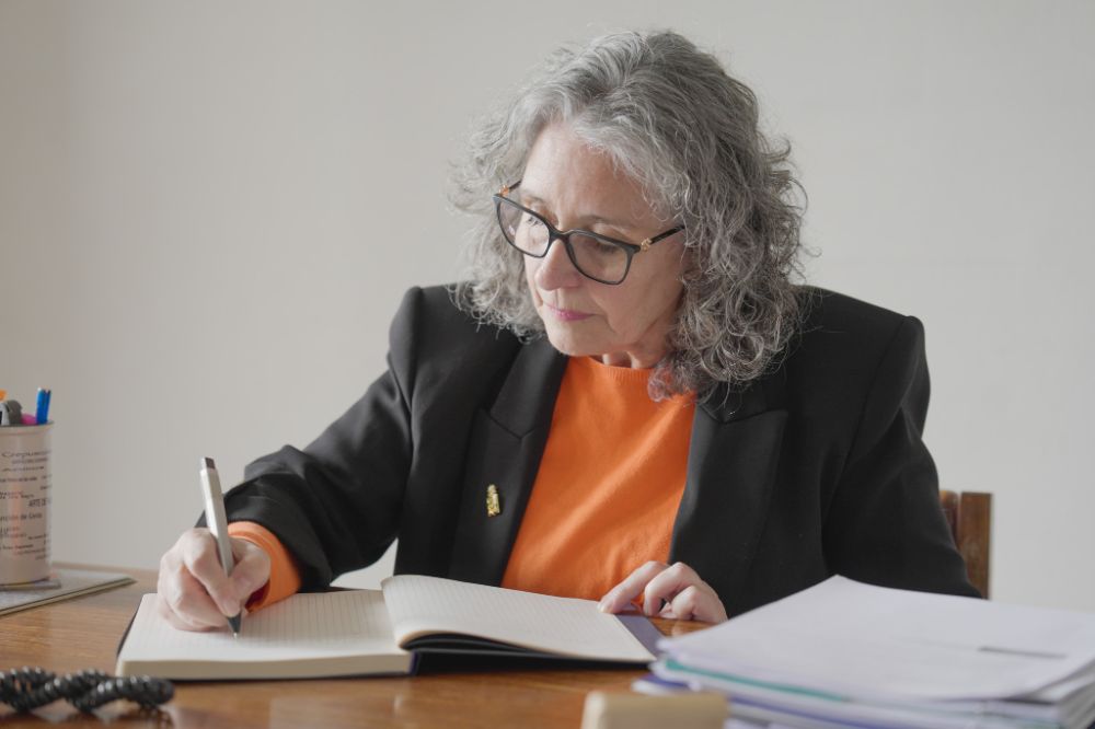 La máxima autoridad VAEC, resuelve el procedimiento disciplinario mediante absolución, sobreseimiento o la aplicación de una sanción.