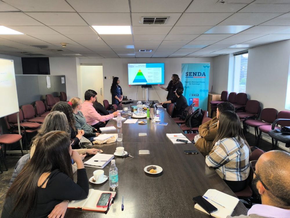 En octubre profesionales de la DSE expusieron sobre estas iniciativas en la Mesa de Trabajo Regional para compartir experiencias con las demás instituciones participantes. En la instancia, se detallaron las prácticas implementadas para generar una cultura de cuidado y bienestar. 