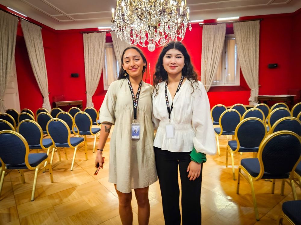 Belén Escobar, estudiante de Ingeniería Comercial (FEN); y Sofi Coña, estudiante de Relaciones Internacionales, fueron seleccionadas como voluntarias 2025. 