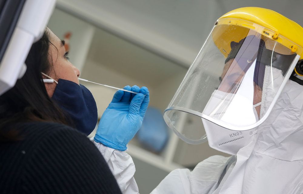 Las soluciones son una plataforma para monitorear la movilidad de la población durante las cuarentenas, un sistema para optimizar la búsqueda activa de casos asintomáticos en zonas críticas, un programa para vigilar la respuesta de anticuerpos a las diferentes vacunas contra el COVID-19 y una metodología para orientar la asignación de pacientes entre hospitales a nivel nacional. 