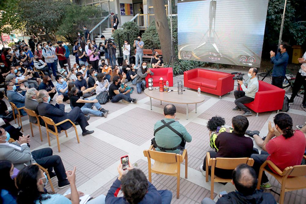 El lanzamiento se desarrolló el 1 de abril, y fue seguido por la comunidad universitaria desde la FCFM.