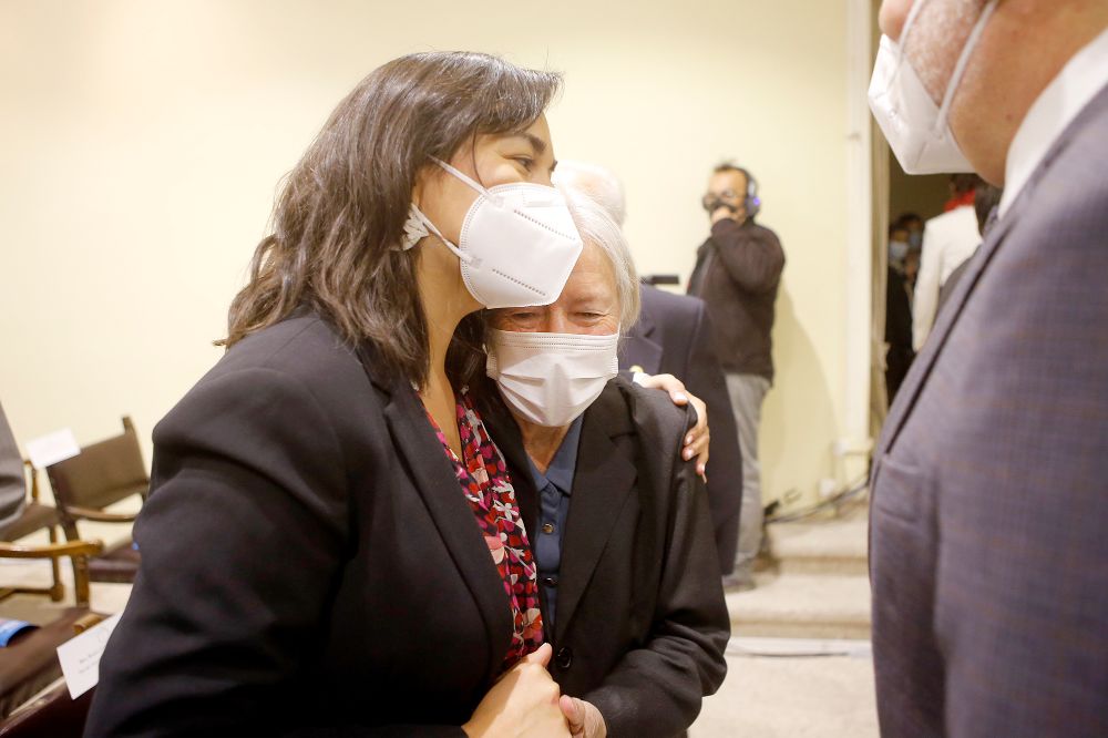 La ministra del Interior y médica de la U. de Chile, Izkia Siches, participó también de la ceremonia.