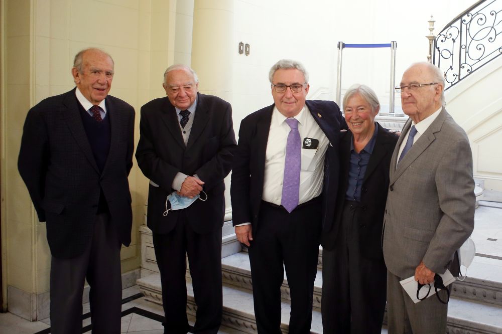 La doctora Marta Colombo junto al Rector Ennio Vivaldi y el Doctor Fernando Mönckeberg.