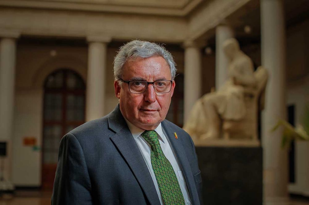 El Rector Vivaldi frente a la estatua de Andrés Bello