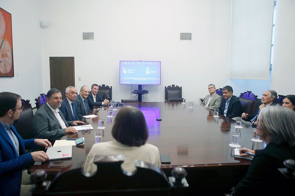A la reunión asistieron representantes de los actores involucrados en el programa, que pertenecen tanto al mundo público como al mundo privado.