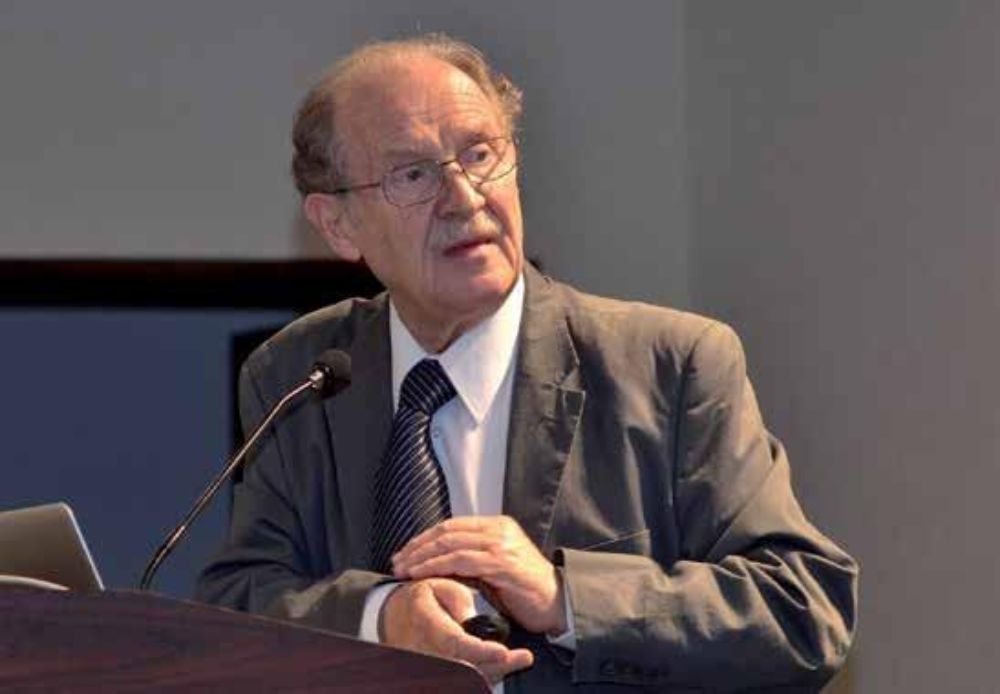 El doctor Roessler fue postulado por el decano de la Facultad de Medicina, Miguel O'Ryan, quien destacó de su trayectoria la instalación del programa nacional de hipertensión. 