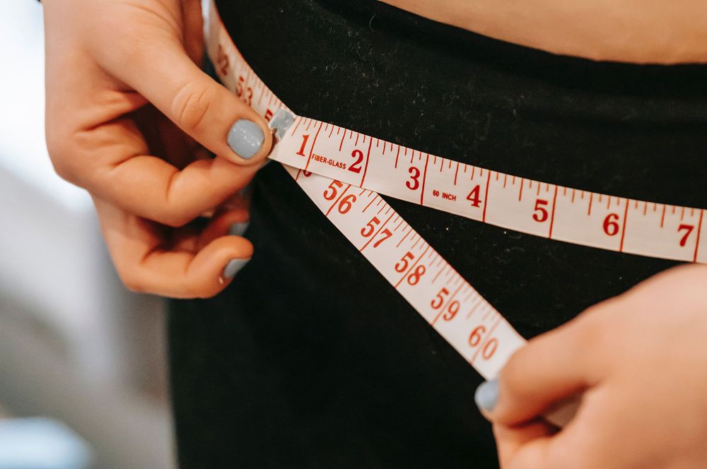 persona midiendo su talla