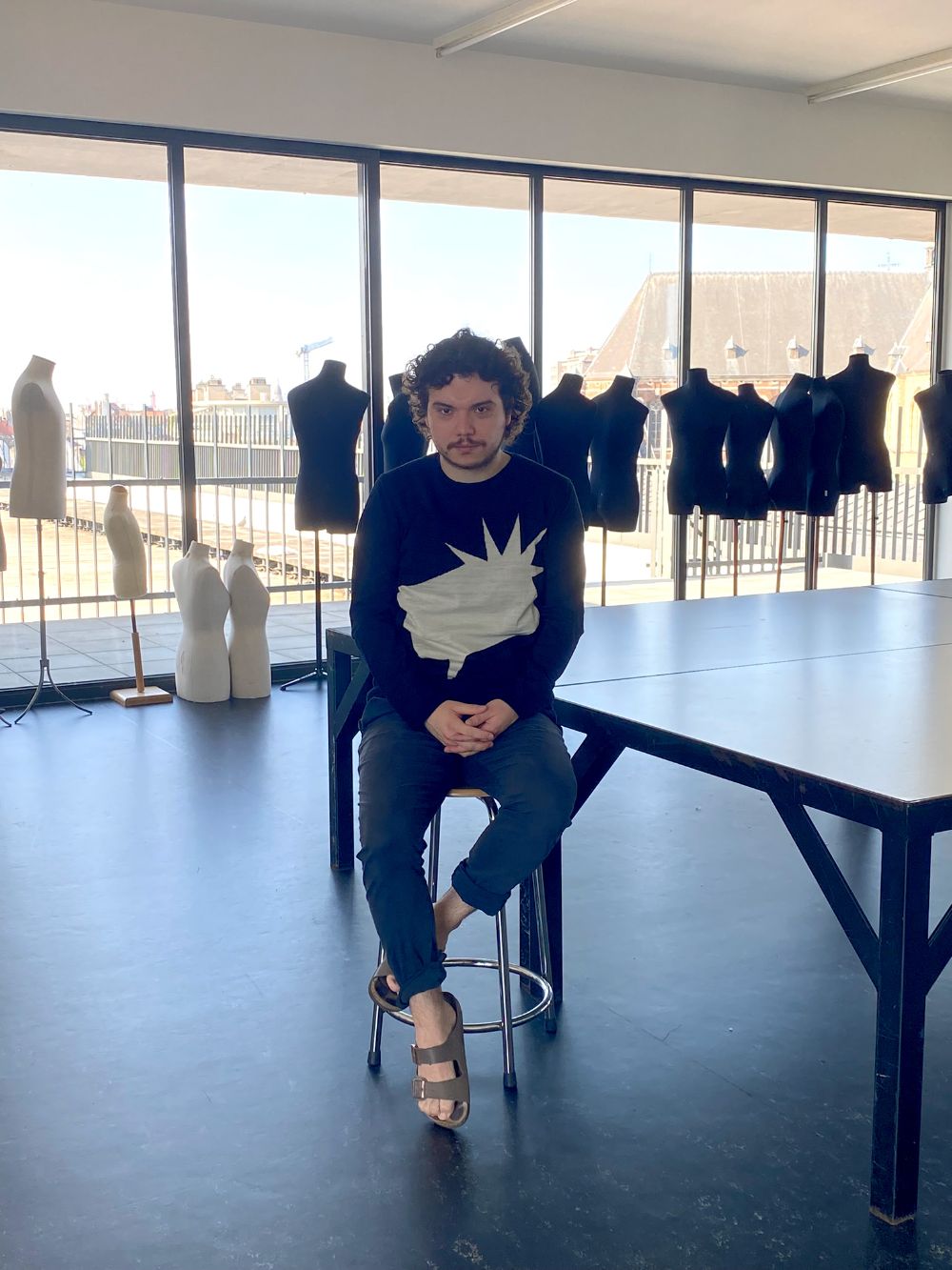 Juan Pablo Espínola es egresado de la Facultad de Arquitectura y Urbanismo de la Universidad de Chile.