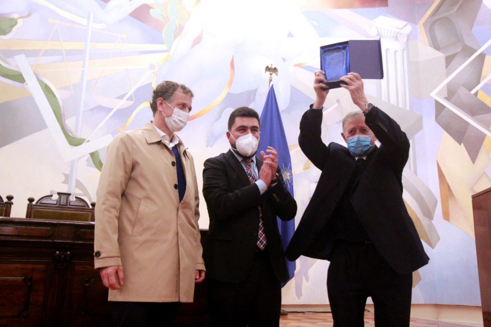 En la ceremonia realizada en el Salón de Honor de la U. de Chile, su marido y su hijo, recibieron una distinción en homenaje a la abogada y egresada del plantel, María Ester Feres.