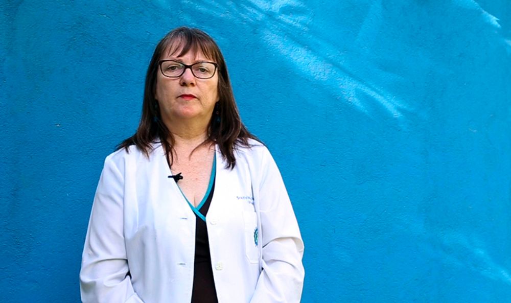 La profesora, Vivian Luchsinger, sostiene que "una vacuna bivalente es aquella que contiene dos agentes infecciosos distintos, o partes del agente infeccioso que son para estimular la respuesta inmune". 