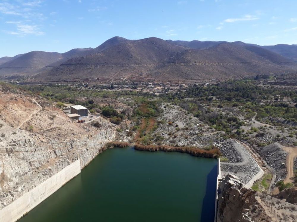 La escasez de agua impacta en el ecosistema y en los territorios, generando migraciones y pérdidas económicas de grandes proporciones. Foto: Embalse La Paloma, Ovalle.