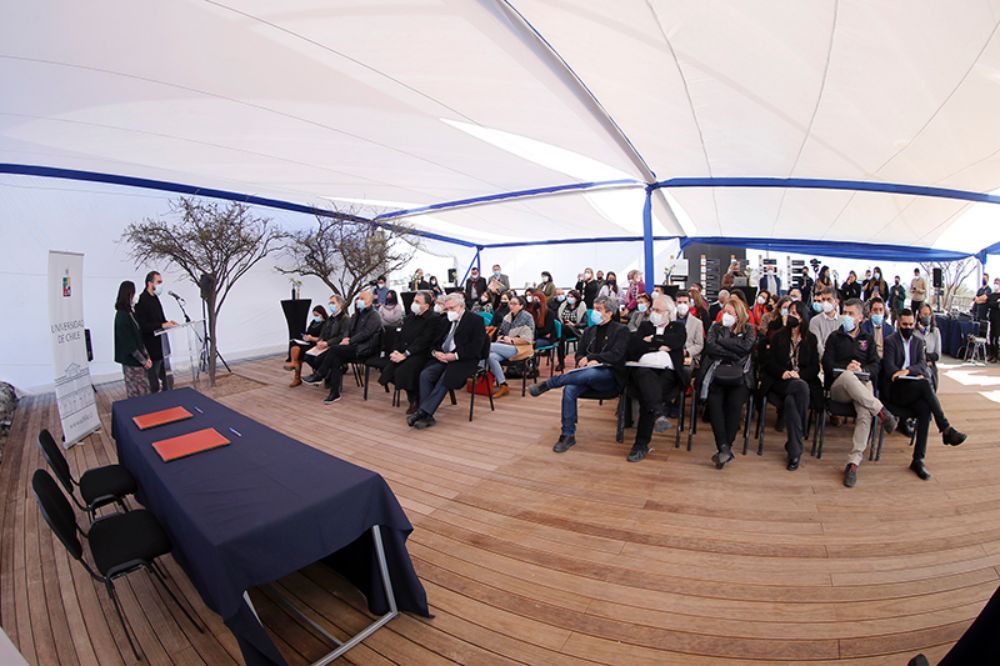 Representantes de la U. de Chile, del Servicio Local de Educación Barrancas y del municipio de Pudahuel llegaron hasta el Parque Carén para la firma del convenio.