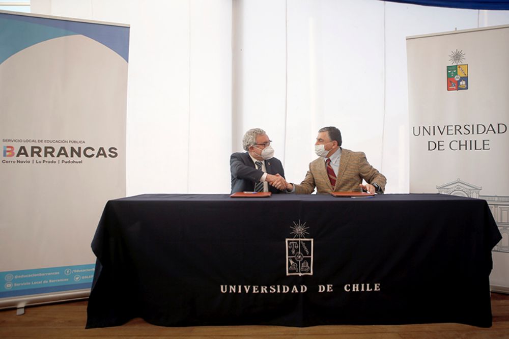 El rector Ennio Vivaldi junto al director del Servicio Local, Patricio Canales, dieron el vamos a esta iniciativa con la firma del convenio.
