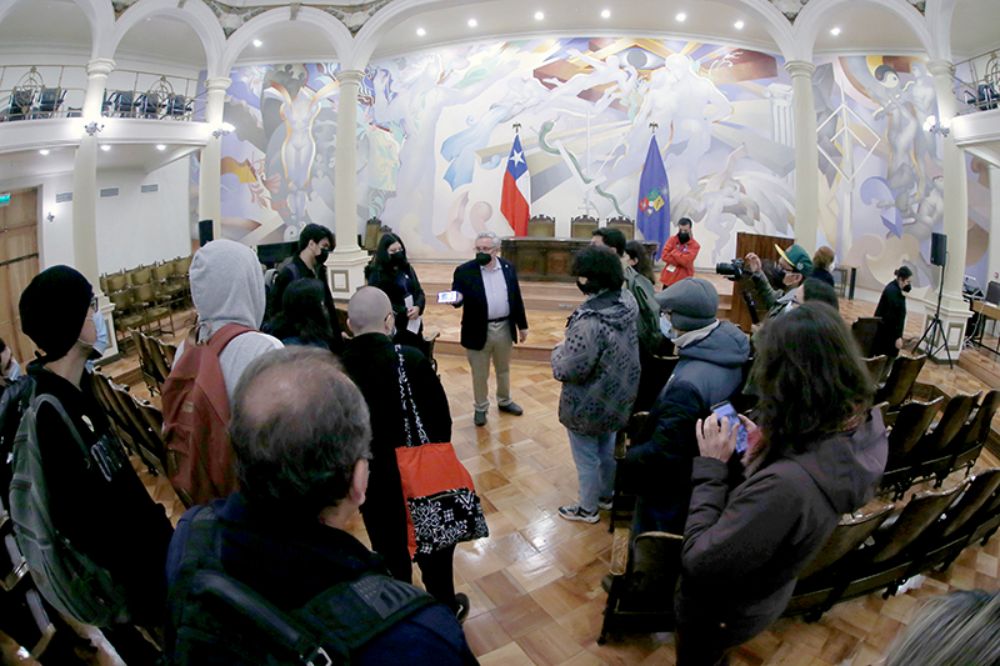 El Rector Vivaldi fue parte de las y los guías que acompañó los recorridos  por la Casa Central.
