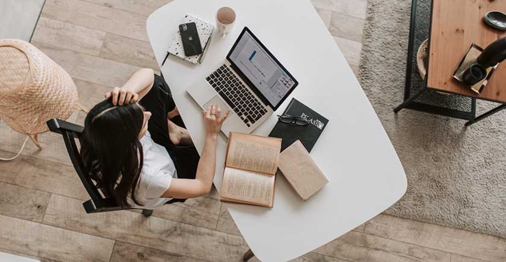 Monitorear las prácticas de gestión de trabajo remoto y las actitudes de los funcionarios, mediante una Encuesta Nacional de Funcionarios en 2022 o 2023, son parte de las recomendaciones.