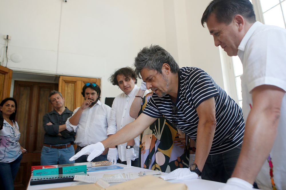 Una maleta con flautas latinas y otros implementos musicales; diversos manuscritos; correspondencia; décimas de Roberto Parra de “La Negra Ester”; forman parte del acervo.