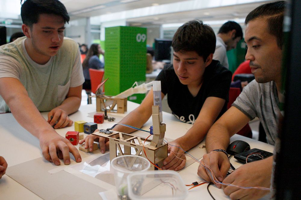 estudiantes de FCFM haciendo cosas de ingeniero
