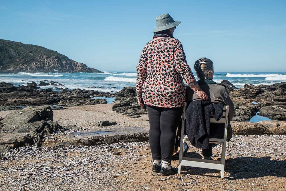 mujeres mayores en una playa tomando sol