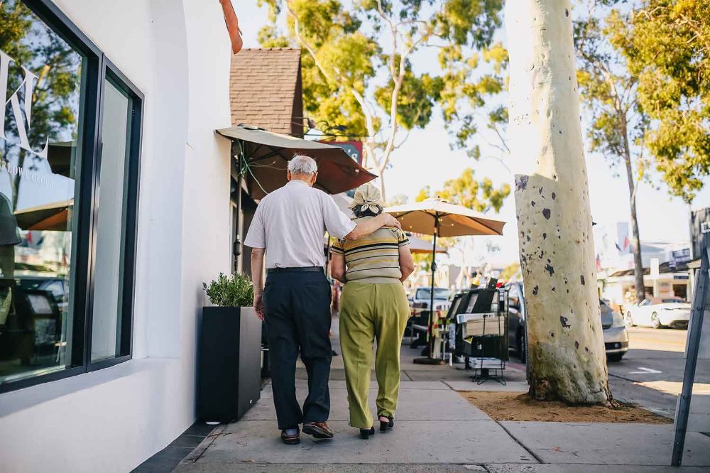 abuelitos en una calle de ciudad