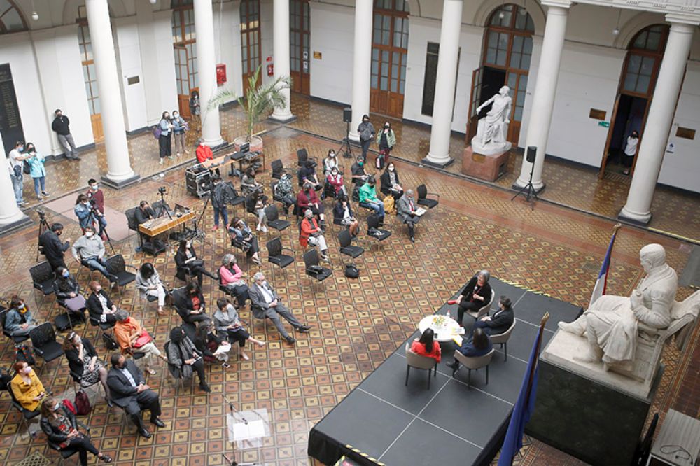 El Patio Andrés Bello de la Casa Central congregó a la comunidad universitaria, autoridades de gobierno y representantes de Google en este homenaje a la destacada jurista.