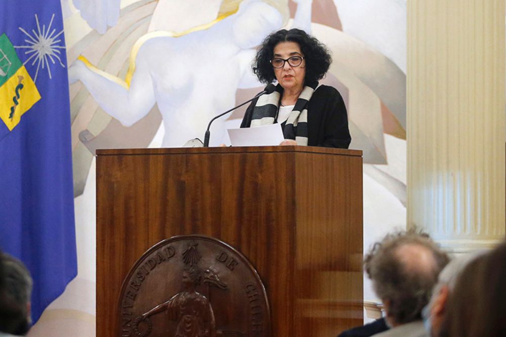 La vicerrectora Faride Zerán calificó al homenajeado como una figura fundamental para nuestro plantel y para el devenir artístico y cultural del país.