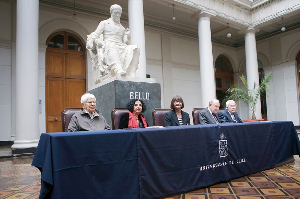 La ceremonia de entrega del Premio Medalla Juvenal Hernández Jaque se realizó en el Patio Andrés Bello de la Casa Central.
