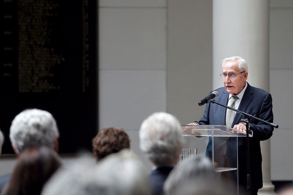 El profesor emérito Humberto Reyes tuvo el honor de presentar la reseña biográfica del Dr. Roessler, a quien definió como un "ícono de la medicina nacional". "Es un médico avezado, criterioso, comprometido con sus pacientes, sus amigos y colegas", dijo.