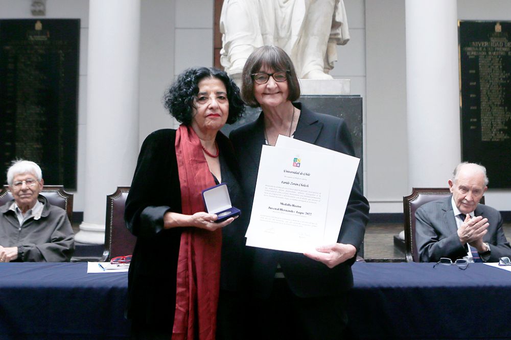 La Rectora Devés definió a la profesora Zerán como una "luchadora incansable por las libertades y los derechos de todas y todos, que ha demostrado una y otra vez con convicción que 'el individuo no es todo'"