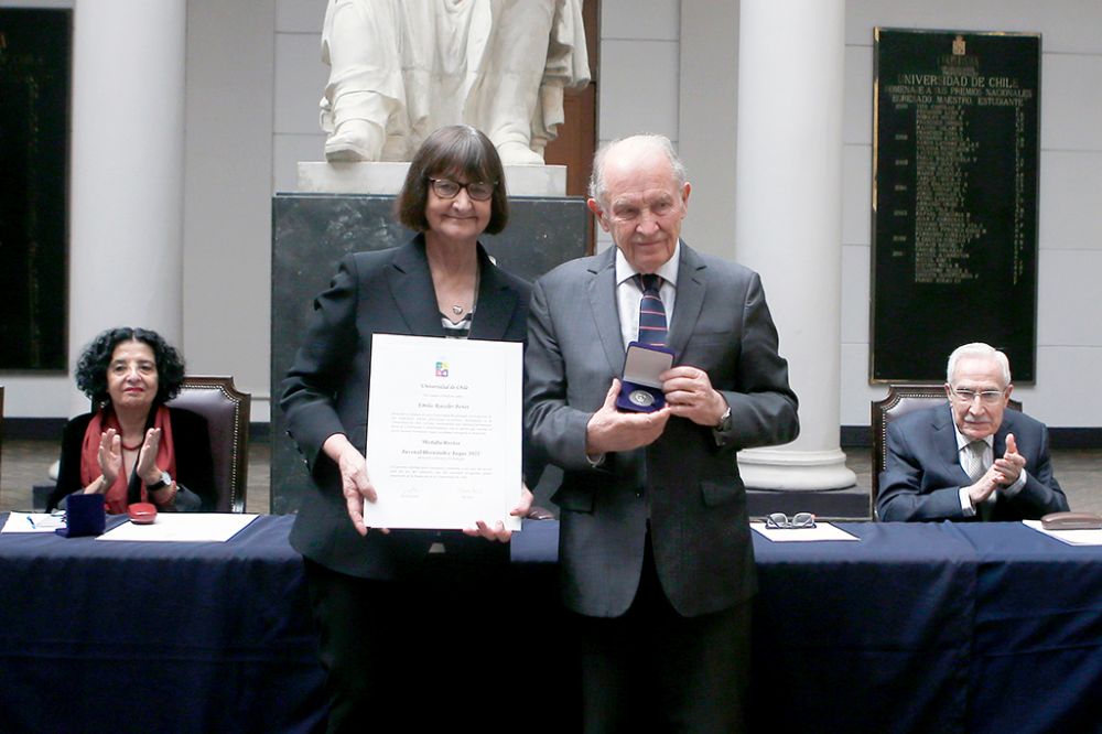 Por su parte, el Dr. Roessler dijo que recibía el premio en nombre de muchas personas que trabajan en el anonimato. "Lo que uno hace es en parte fruto de lo logrado por su grupo de trabajo, con sus aportes, visiones diferentes, consejos, críticas y sus estímulos", aseguró.