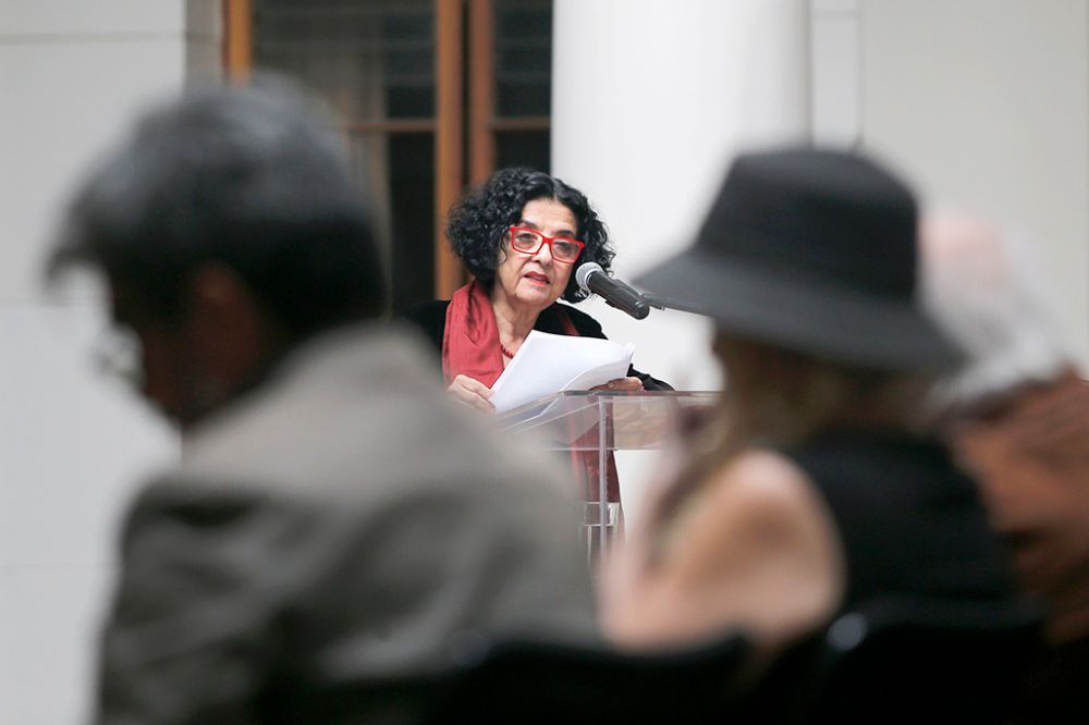 La galardonada señaló que comprende la medalla como "un reconocimiento al trabajo que dentro y fuera de la academia no solo yo, sino varias generaciones de mujeres, realizamos".