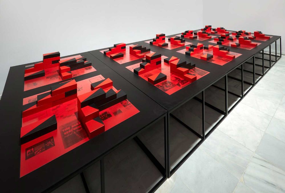 Otra de sus obras icónicas es “El ladrillo”, pieza que crítica el libro del mismo nombre escrito a principio de los años 70 por economistas chilenos que fueron estudiantes del Premio Nobel de Economía Milton Friedman en la Universidad de Chicago. El texto describe las bases del sistema de libre mercado que se implementó en nuestro país