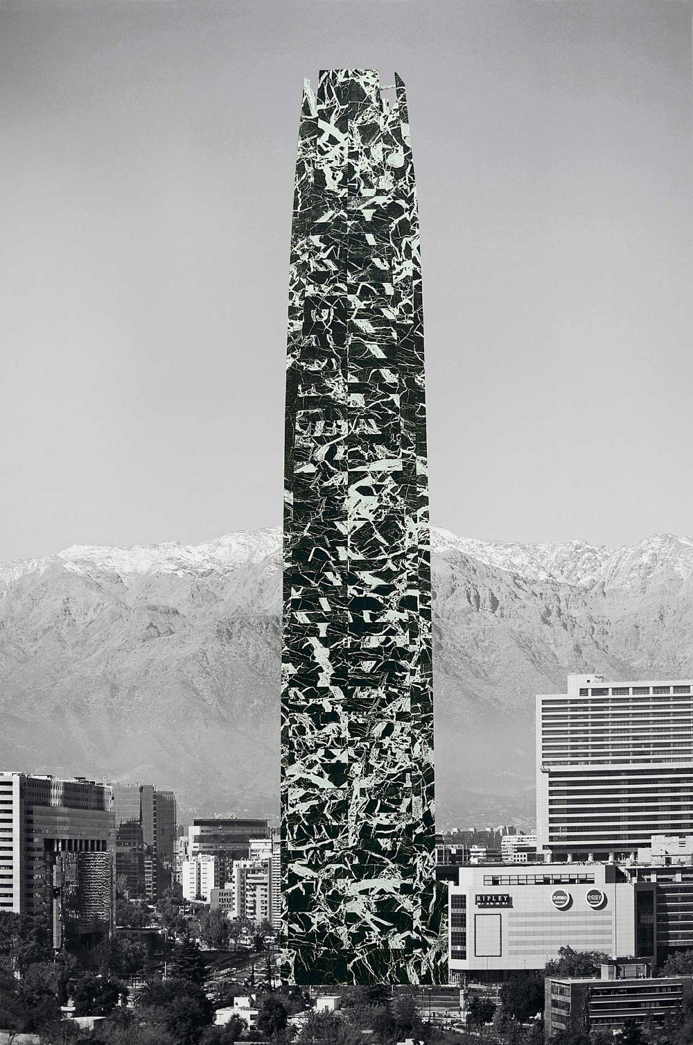 Patrick Hamilton también analiza en sus trabajos cómo el modelo de desarrollo económico ha intervenido la ciudad. Un claro ejemplo de ello, es el fotomontaje en el que aparece la imagen del Costanera Center. En la obra, el edificio de 400 metros de altura simboliza el “éxito” del sistema de libre mercado