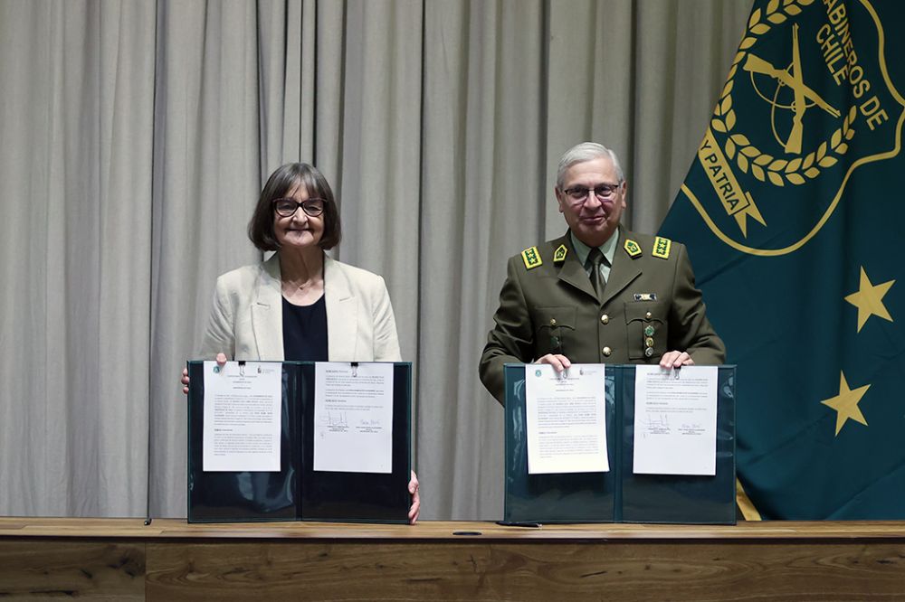El convenio viene a consolidar el trabajo realizado a través de una serie de iniciativas de trabajo previo entre la U. de Chile y Carabineros, consecuentemente con la calidad de ambas de instituciones públicas de la nación.