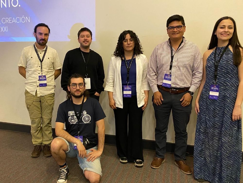 Estudiantes de postgrado luego de exponer sus investigaciones en Casa Central.