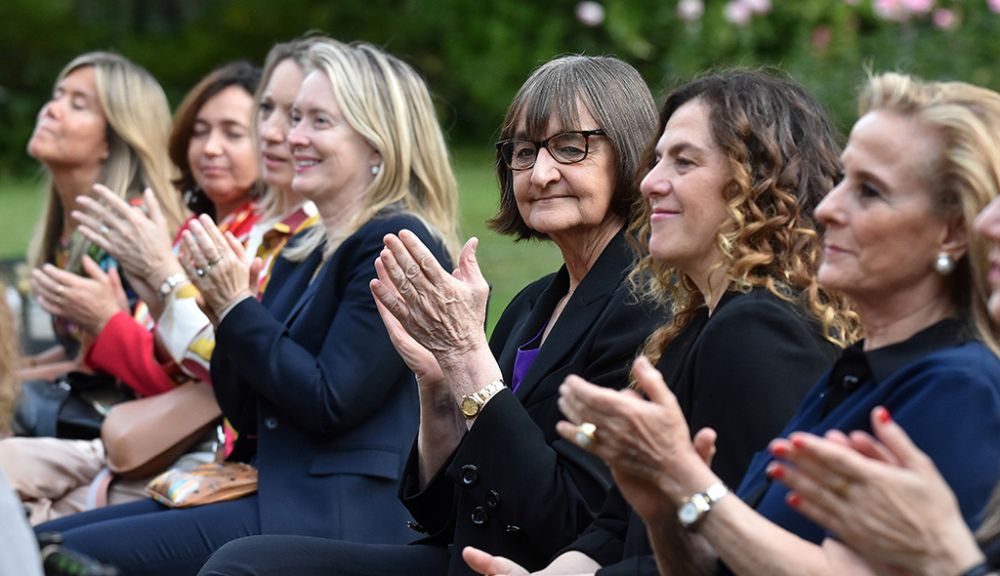 La distinción es otorgada anualmente desde 2020 por IWF Chile, con el objetivo de reconocer la contribución a la equidad de género y a la sociedad en general de la premiada, así como su aporte a la comunidad. 