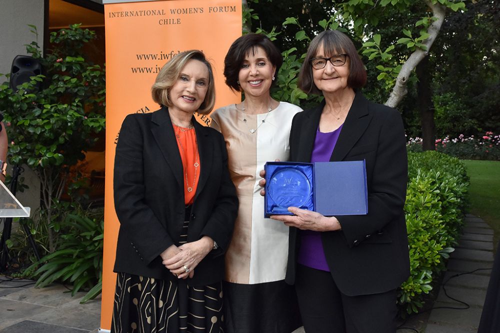 La rectora Devés agradeció esta distinción que representa el esfuerzo colectivo de la Universidad de Chile por un país más justo y equitativo. Asimismo destaca el valor de IWF como promotora de la igualdad de género y los liderazgos orientados al bien común.  