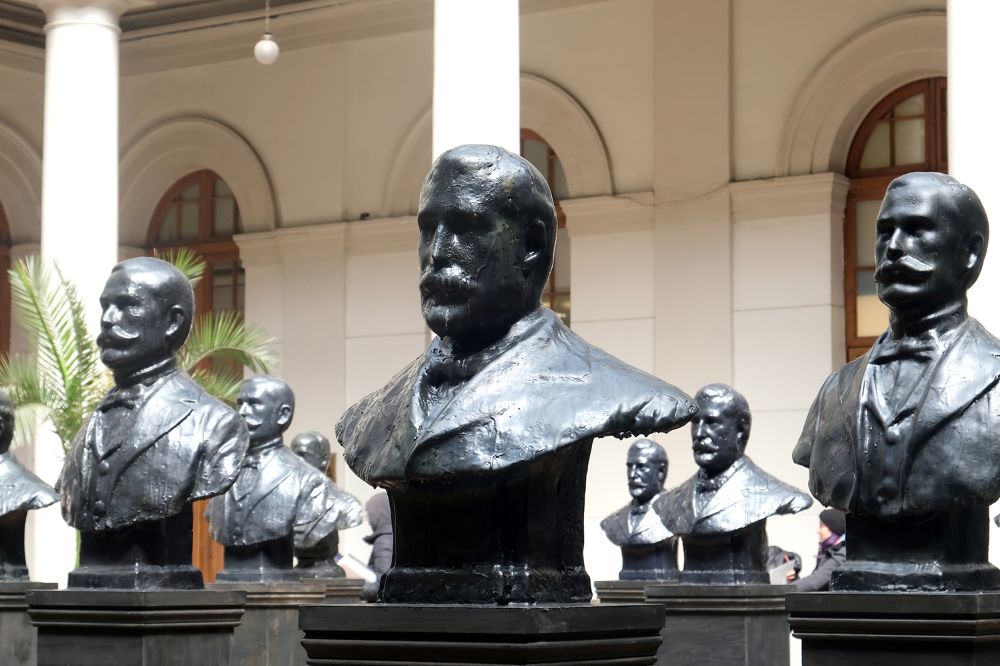 La exhibición "Galería de los Presidentes" del artista, académico y vicedecano Luis Montes Rojas rescata la memoria de los daños y el patrimonio perdido en el contexto de los bombardeos a La Moneda en 1973, poniendo énfasis en la memoria histórica y recordar lo perdido con el golpe de Estado.