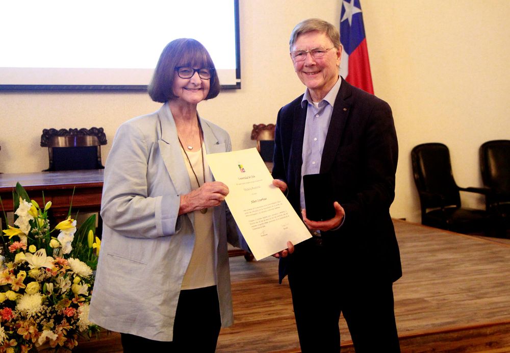 La distinción fue entregada al profesor neerlandés por la Rectora de la Universidad de Chile, Rosa Devés.