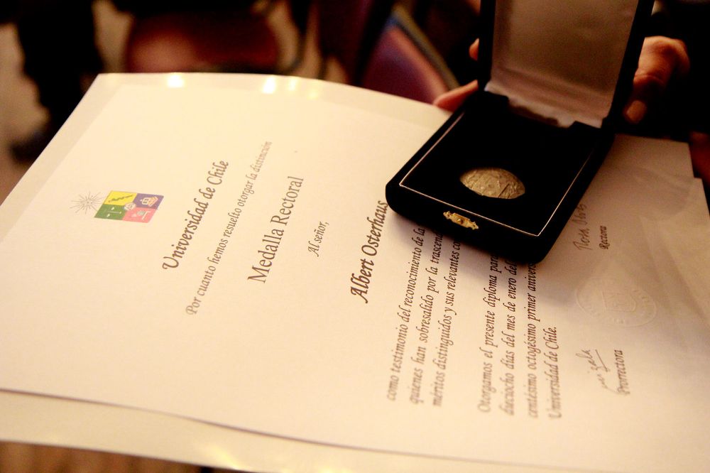 La distinción fue entregada al profesor neerlandés en el marco de la conmemoración del aniversario N°25 del Instituto de Ciencias Biomédicas.