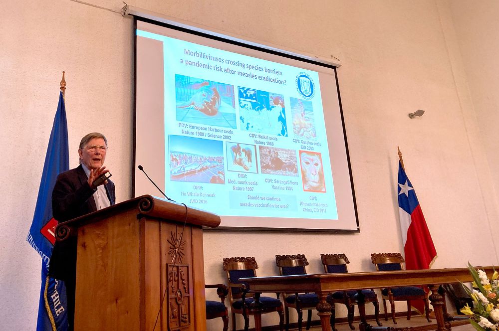 Luego de recibir el reconocimiento, el profesor Osterhaus ofreció una conferencia sobre las amenazas virales animales para la especie humana.
