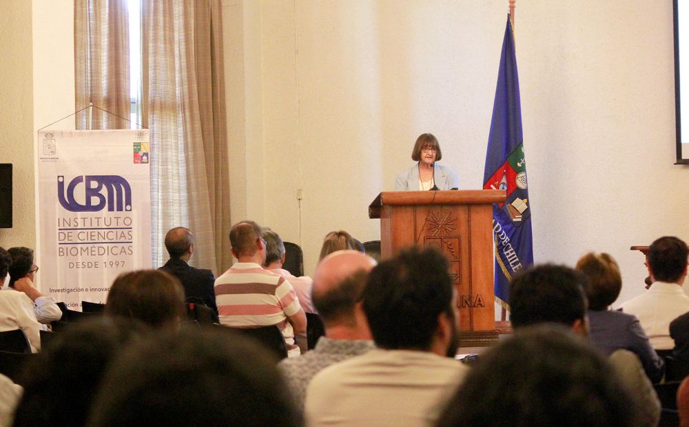 La Rectora Rosa Devés destacó su “gran contribución” a la ciencia y la virología y señaló que el profesor "anticipó los momentos que vivimos y entendemos lo mucho que tenemos que aprender de su experiencia”.