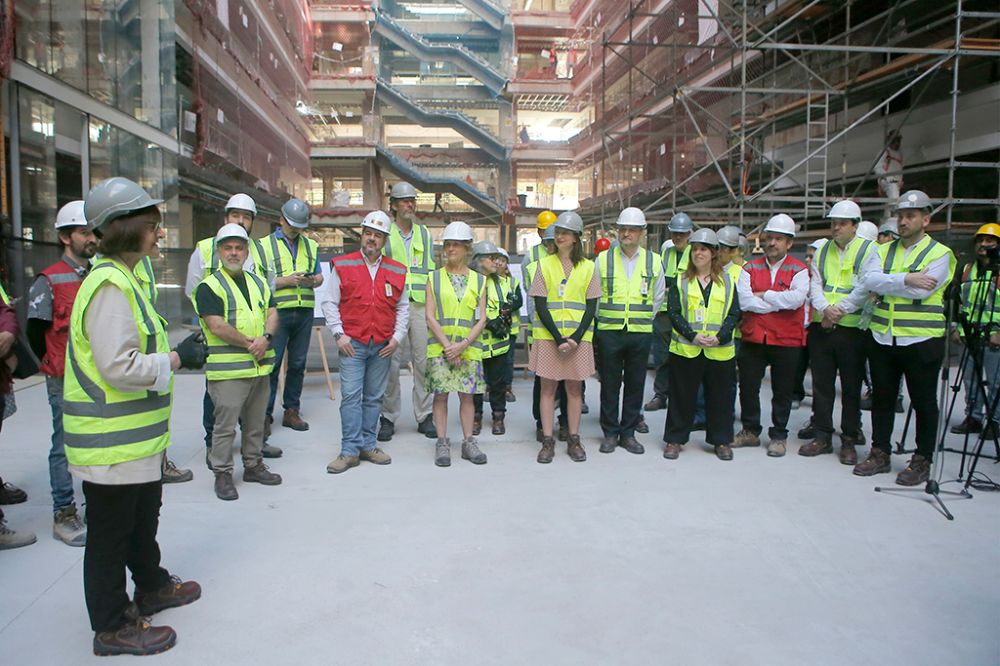 Este lunes, la rectora de la U. de Chile, Rosa Devés, encabezó recorrido junto a autoridades de Gobierno y de representantes de los barrios aledaños al megaproyecto VM20, de la Casa de Estudios. 