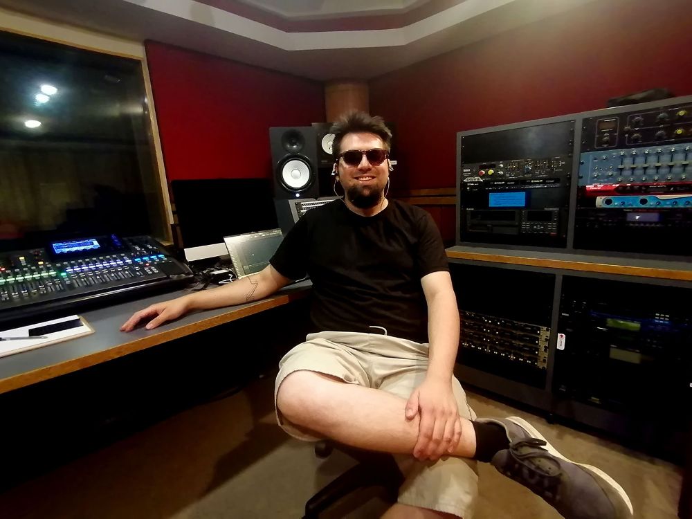 Fariña sentado muy comodo en el estudio de la facultad de artes de la U de Chile