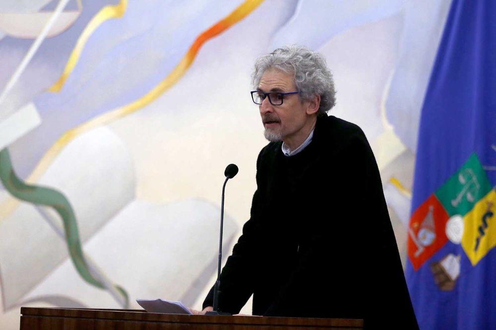 Paulo Slachevsky, director de LOM Ediciones, destacó el compromiso profesional de las y los autores de los relatos, y su entrega con el quehacer público.