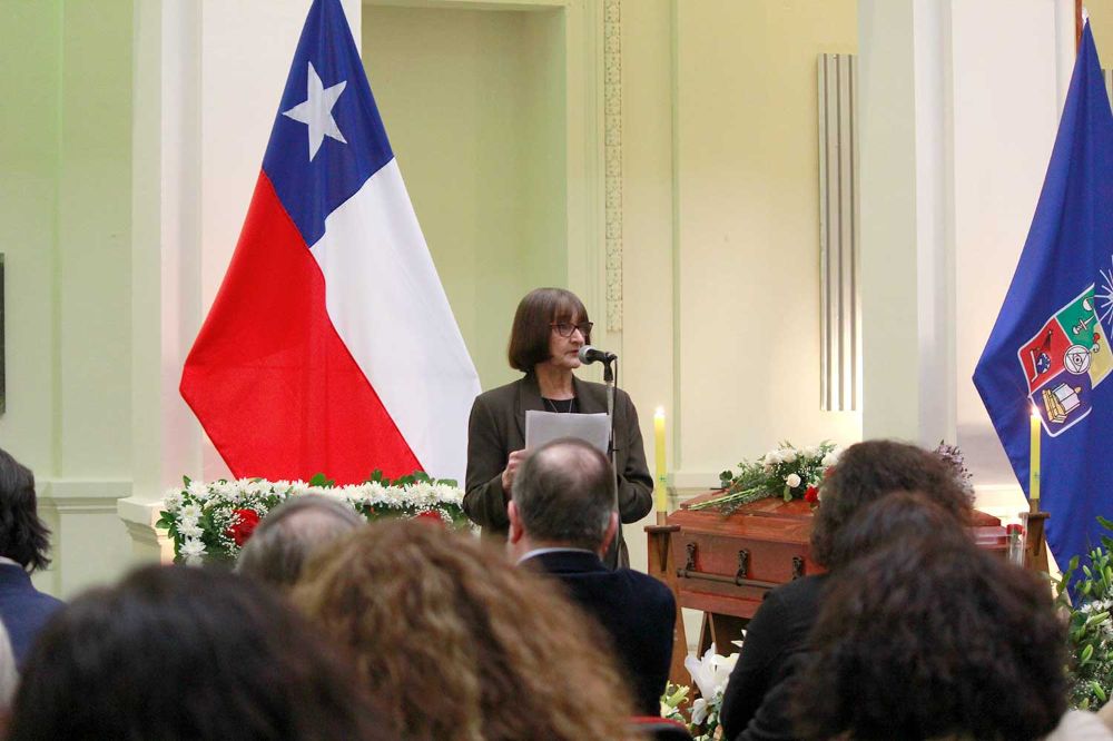 La Rectora Rosa Devés se sumó a la despedida del egresado y académico de la Casa de Bello, a quien describió como un “maestro generoso".